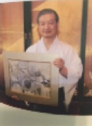 日光東照宮奉納作品を持つ禰宣さん